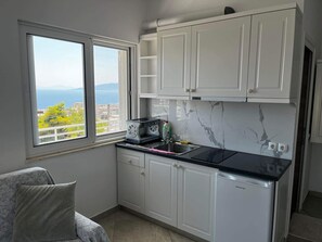 Panoramic Apartment | Private kitchen | Full-size fridge, stovetop, cookware/dishes/utensils, cleaning supplies - Mariana Apartments (Sarandë)