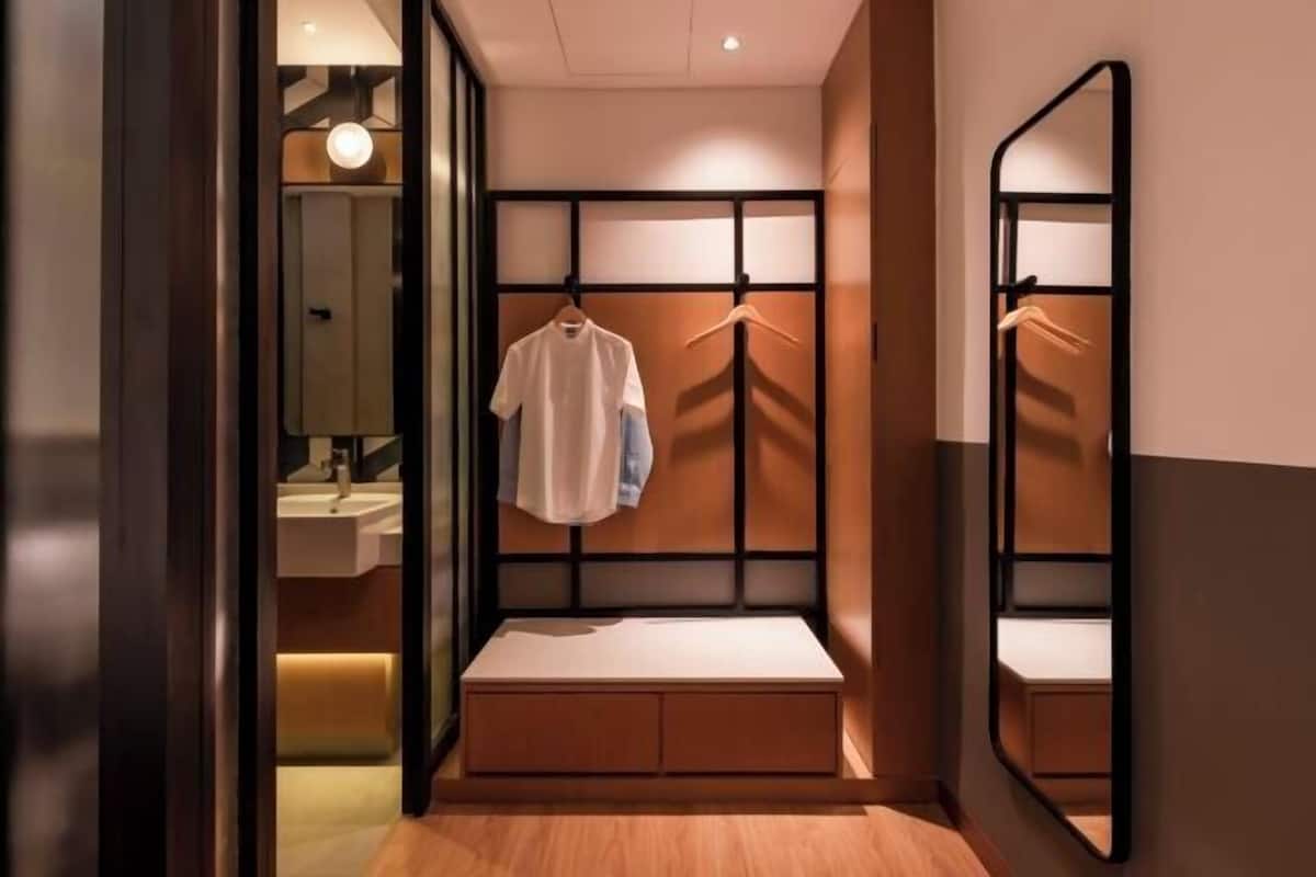 Douche, articles de toilette gratuits, sĂšche-cheveux, chaussons