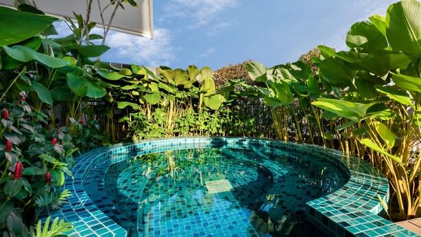 A circular pool with blue mosaic tiles surrounded by lush greenery. - Citadines Connect Georgetown Penang (George Town)