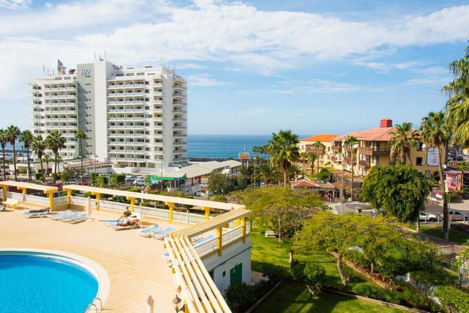 Un hotel con piscina, playa y vistas al océano.