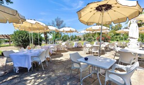 Outdoor dining - Riva di Palo Resort (Ladispoli)