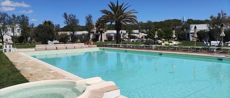 Piscine extérieure, parasols de plage, chaises longues