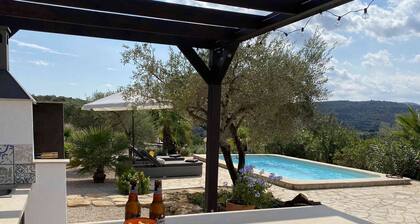 Espaciosa villa rural alojada de tres dormitorios con amplios jardines y piscina