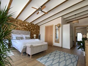 3 bedrooms, in-room safe, desk, iron/ironing board