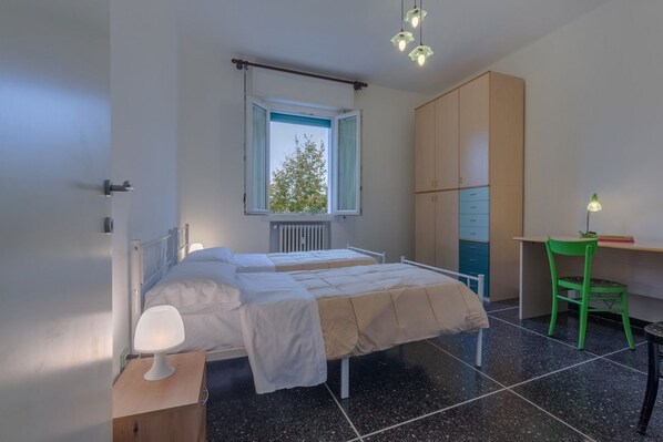 2 habitaciones, tabla de planchar con plancha, wifi y ropa de cama 