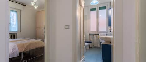 2 chambres, fer et planche à repasser, Wi-Fi, draps fournis