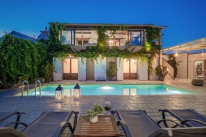 Una piscina al aire libre, una piscina climatizada