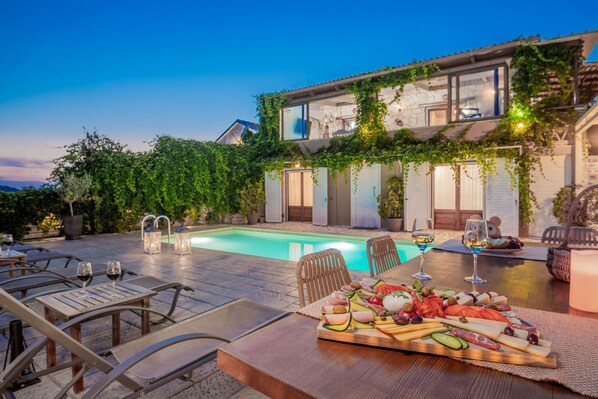 Una piscina al aire libre, una piscina climatizada