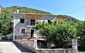 Exterior - Stonehouse dome Lagadia was built in '69 w/firepit, close to great hiking trails (Λαγκάδια)