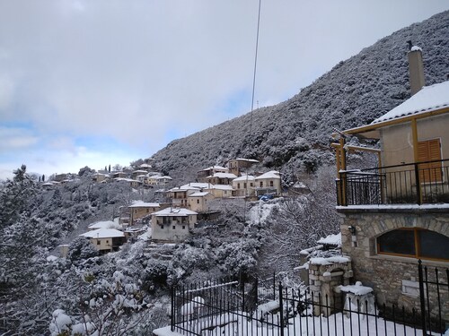 Stonehouse dome Lagadia was built in '69 w/firepit, close to great hiking trails