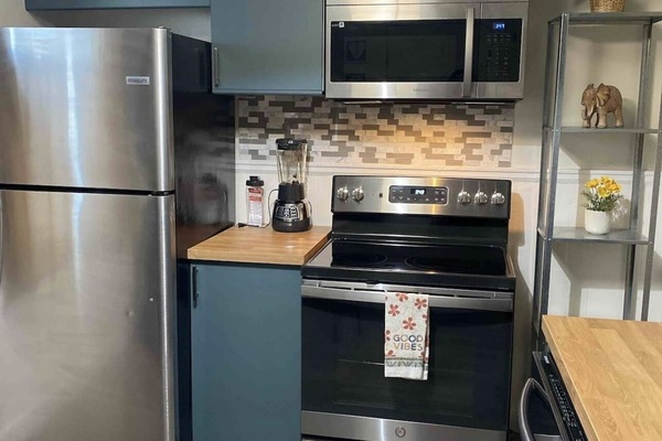 Køleskab, mikrobølgeovn, ovn, kogeplade