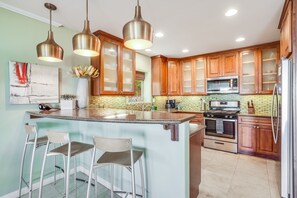 Fridge, microwave, oven, stovetop - On the Sand! Bayfront Ground Floor + AC + Large Patio (San Diego)