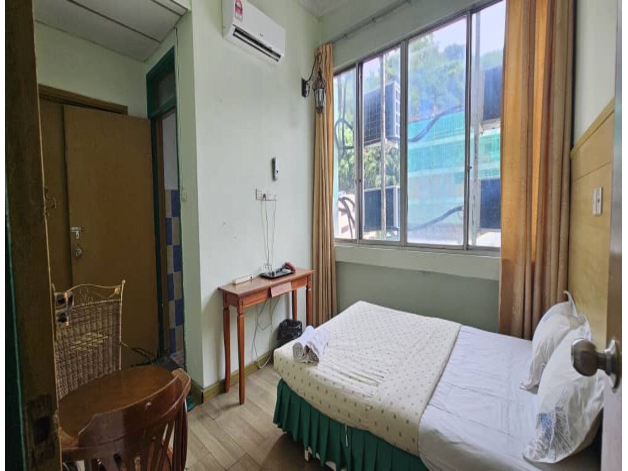 Deluxe Double Room, 1 Queen Bed | WiFi (free), bed sheets