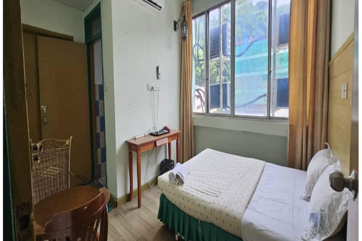 Deluxe Double Room, 1 Queen Bed | WiFi (free), bed sheets