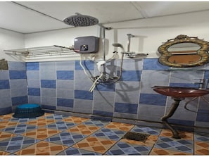 Family Suite | Bathroom | Shower, towels - Hotel O Sianglory Inn (Kota Kinabalu)