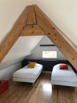 2 bedrooms, iron/ironing board, WiFi, bed sheets - House in the heart of an orchard, 2 minutes from Omaha beach (Colleville-sur-Mer)