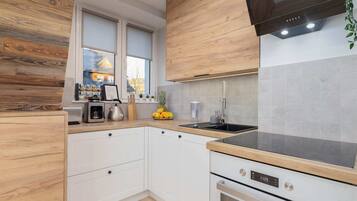 Fridge, oven, stovetop, dishwasher