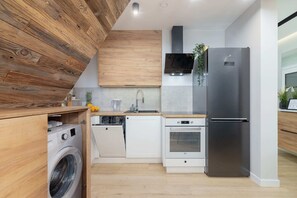 Fridge, oven, stovetop, dishwasher