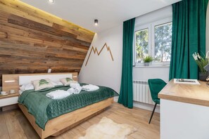 1 bedroom, desk, iron/ironing board, WiFi