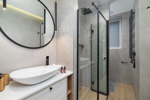 Shower, hair dryer, towels, shampoo
