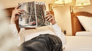 Senge med topmadrasser, skrivebord, arbejdsområde til bærbare computere