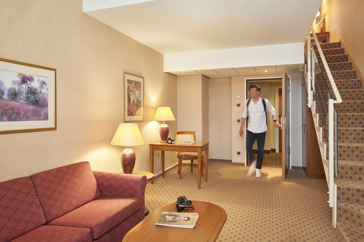 Suite | 2 bedrooms, pillow-top beds, desk, laptop workspace