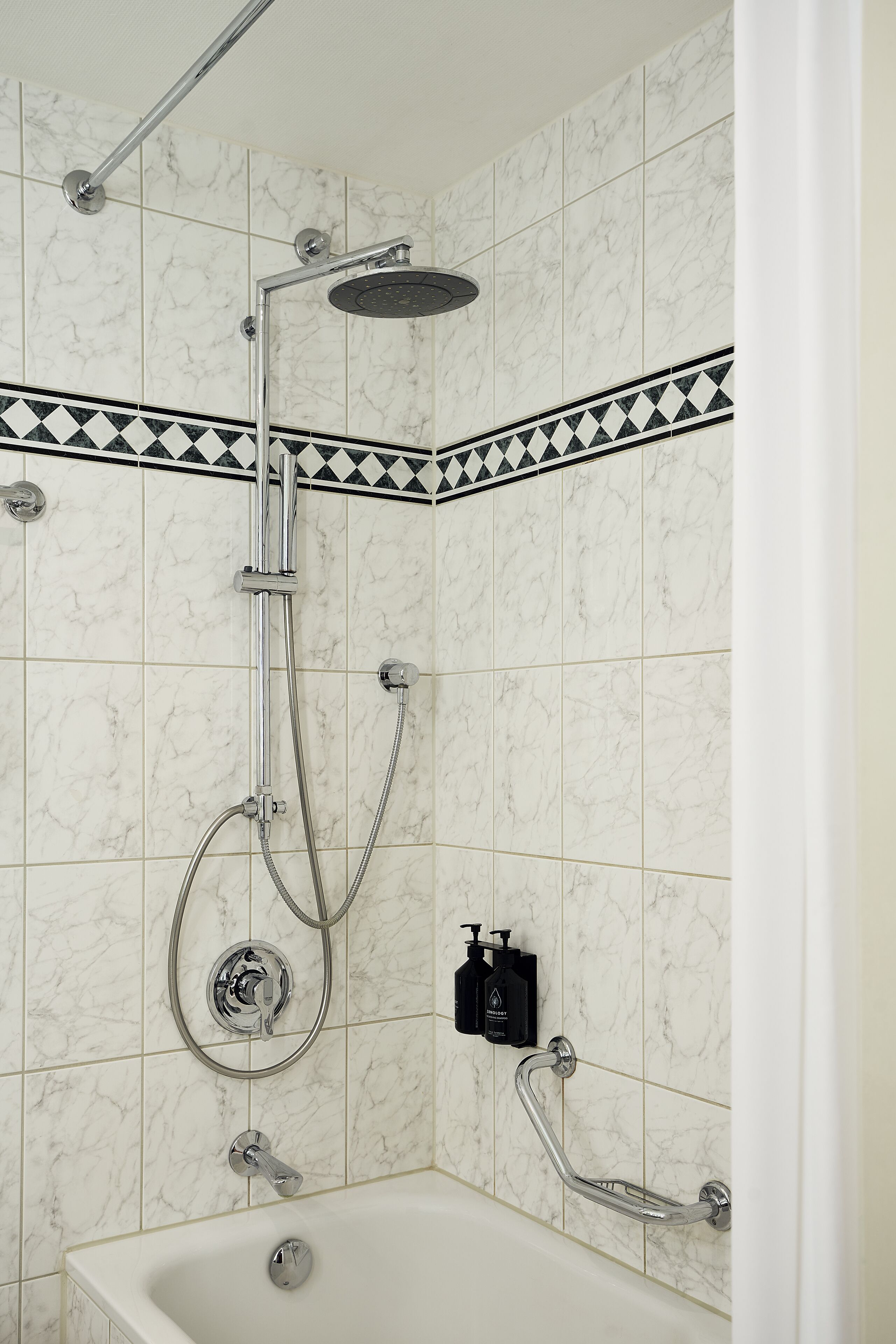 Un baño con ducha, bañera y retrete.