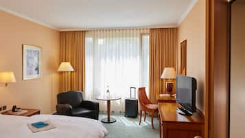 Family Room | Tilam berlapik, meja, ruang kerja komputer riba