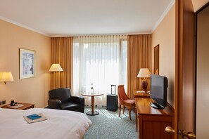 Family Room | Pillowtop beds, desk, laptop workspace, blackout drapes - co56 Hotel Chemnitz  (Chemnitz)