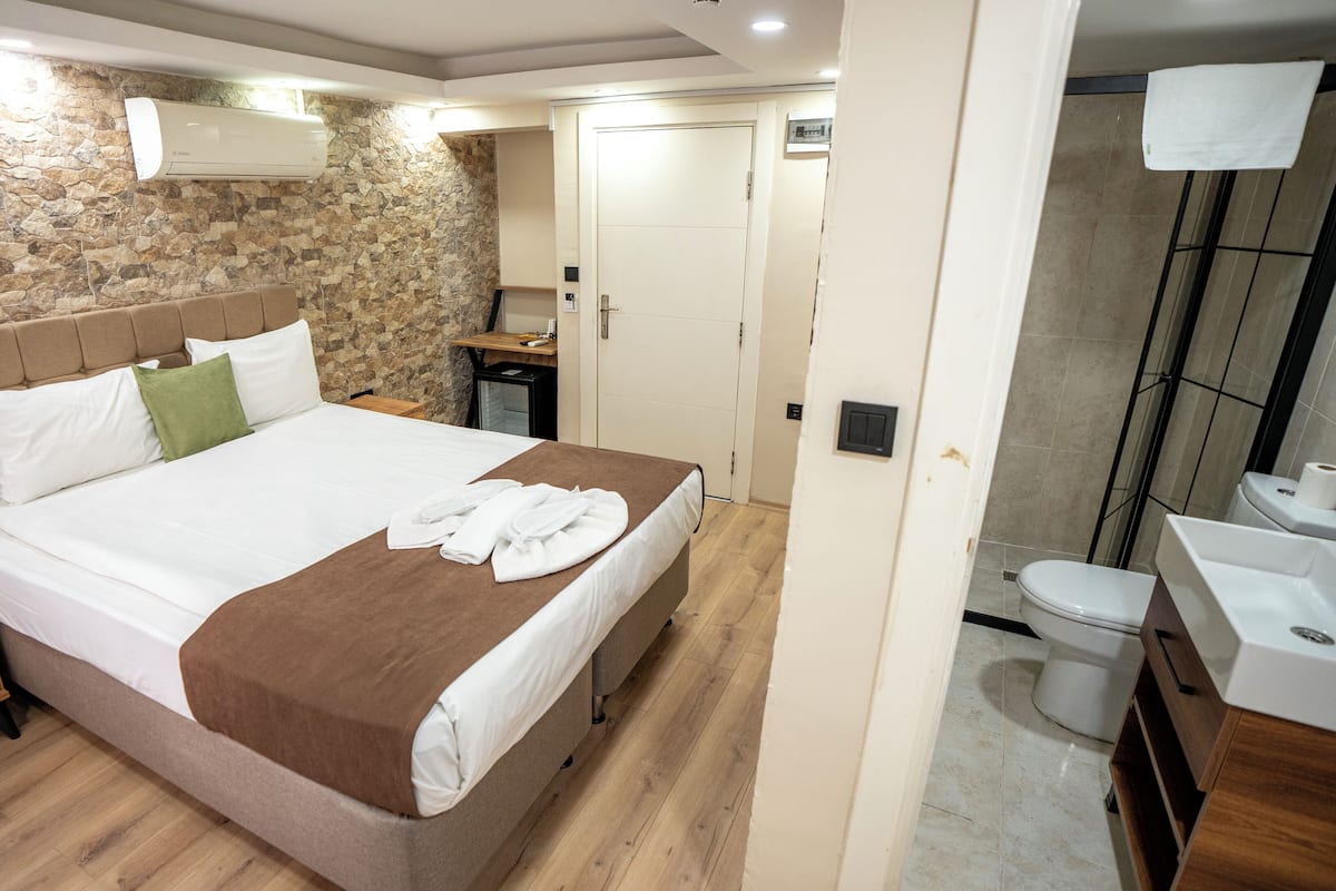 Habitación doble Deluxe | Caja de seguridad en la habitación y escritorio