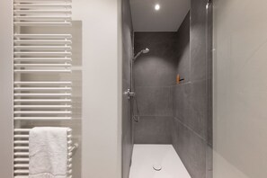 Apartment XL - King bed | Bathroom | Shower, hair dryer, towels, soap - Brera Serviced Apartments Schwabing (Munich)