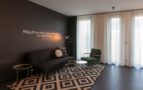 Fantastic Apartment with balcony | Peralatan tempat tidur hipoalergenik, meja, ruang kerja komputer riba 