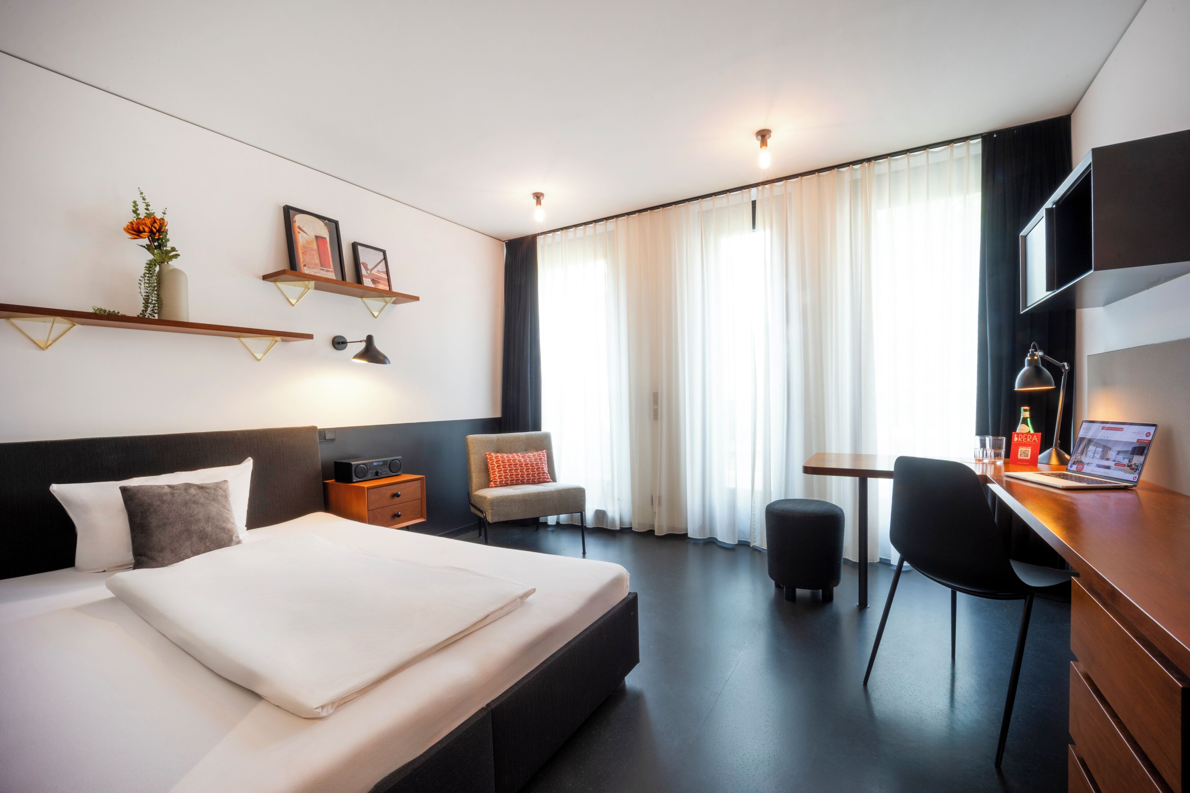Apartment M - King bed | Hypo-allergenic bedding, desk, laptop workspace, free cots/infant beds