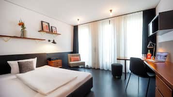 Apartment M - King bed | Hypo-allergenic bedding, desk, laptop workspace, free cots/infant beds