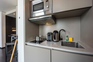 A modern kitchen with stainless steel appliances, a sink, and a stove. - Brera Serviced Apartments Schwabing (Munich)