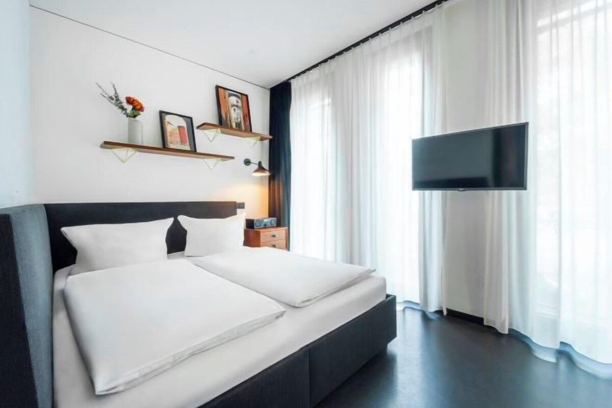 Hypo-allergenic bedding available, desk, laptop workspace, cribs (free)