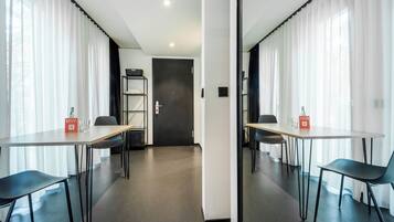 Apartment L - King bed | Allergikerbettwaren, Schreibtisch, laptopgeeigneter Arbeitsplatz