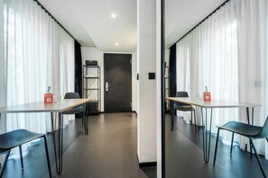 Apartment L - King bed | Peralatan tempat tidur hipoalergenik, meja, ruang kerja komputer riba 