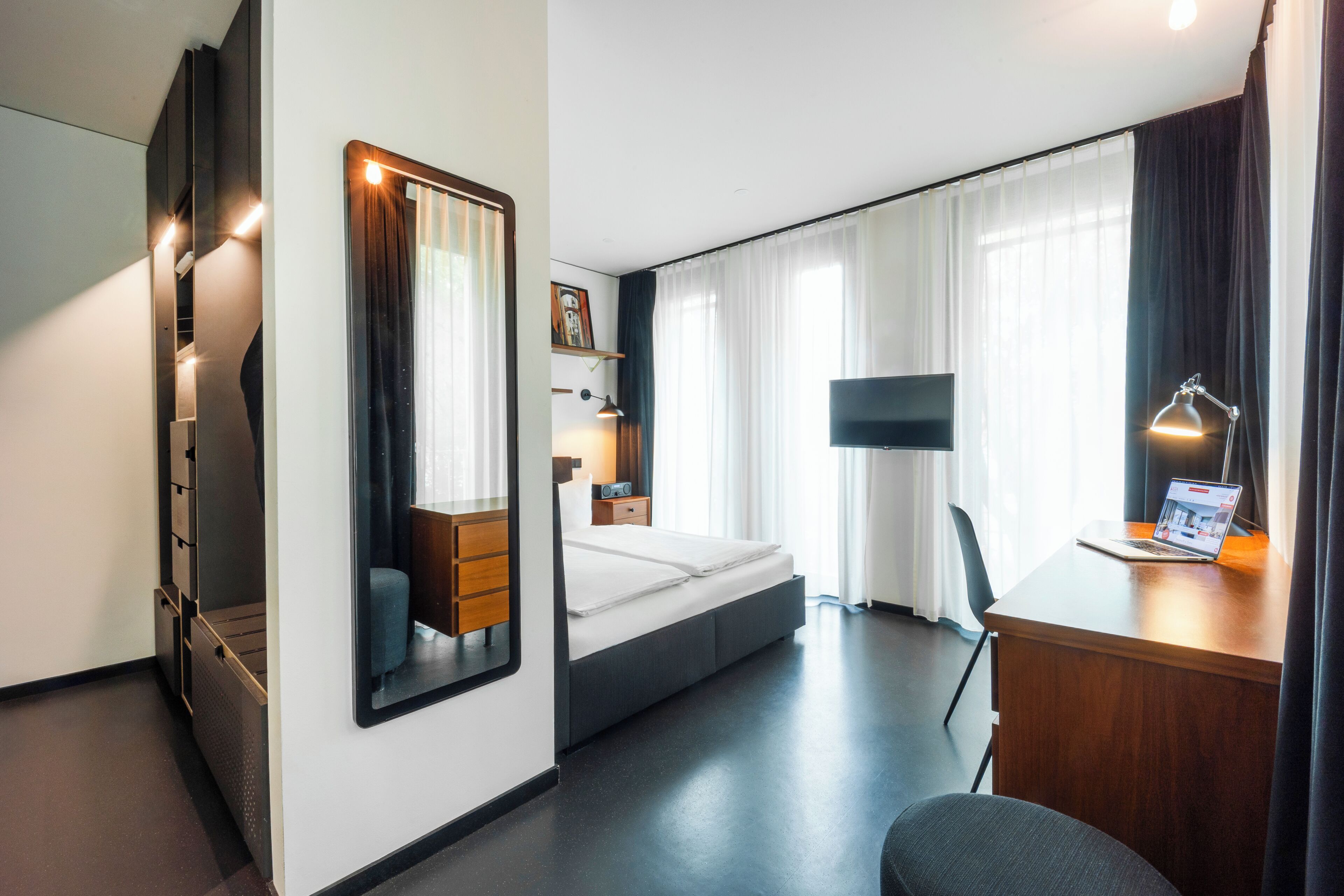 Apartment L - King bed | Peralatan tempat tidur hipoalergenik, meja, ruang kerja komputer riba 