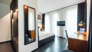 Apartment L - King bed | Hypo-allergenic bedding available, desk, laptop workspace, cribs (free)