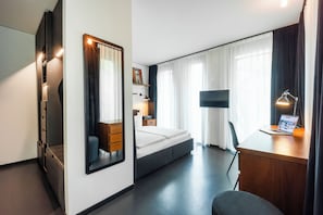 Apartment L - King bed | Hypo-allergenic bedding, desk, laptop workspace, free cots/infant beds