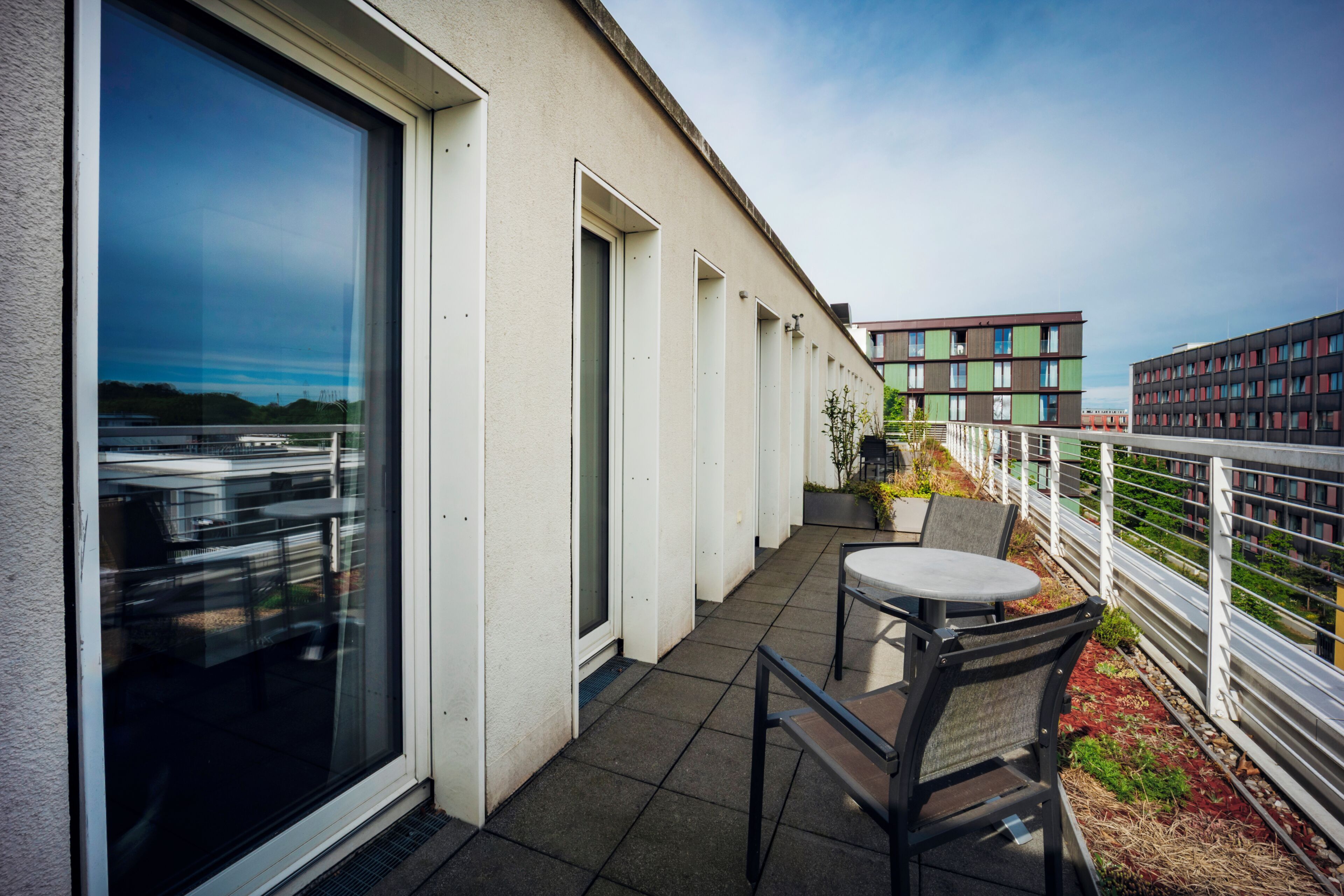 Apartment L - King bed and terrace | Terrasse/Patio