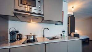 Una cocina moderna con microondas, estufa y lavaplatos incorporados.