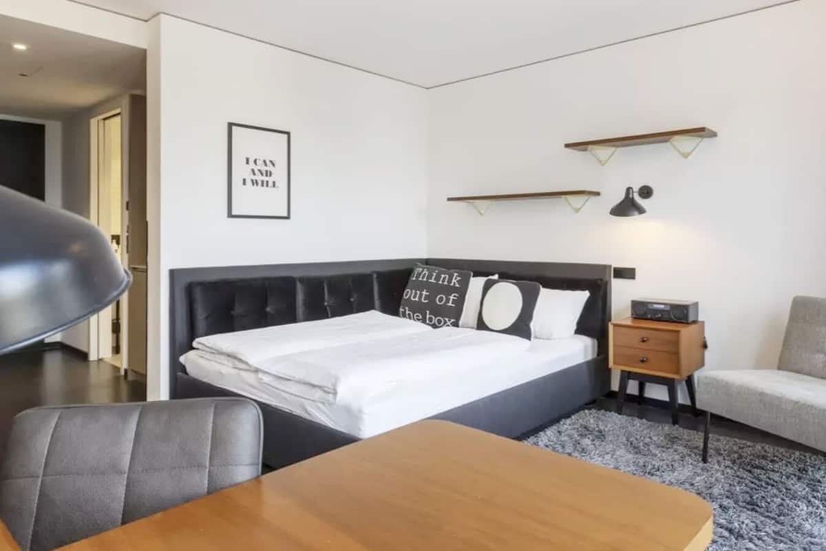 Ropa de cama hipoalergénica y caja de seguridad en la habitación