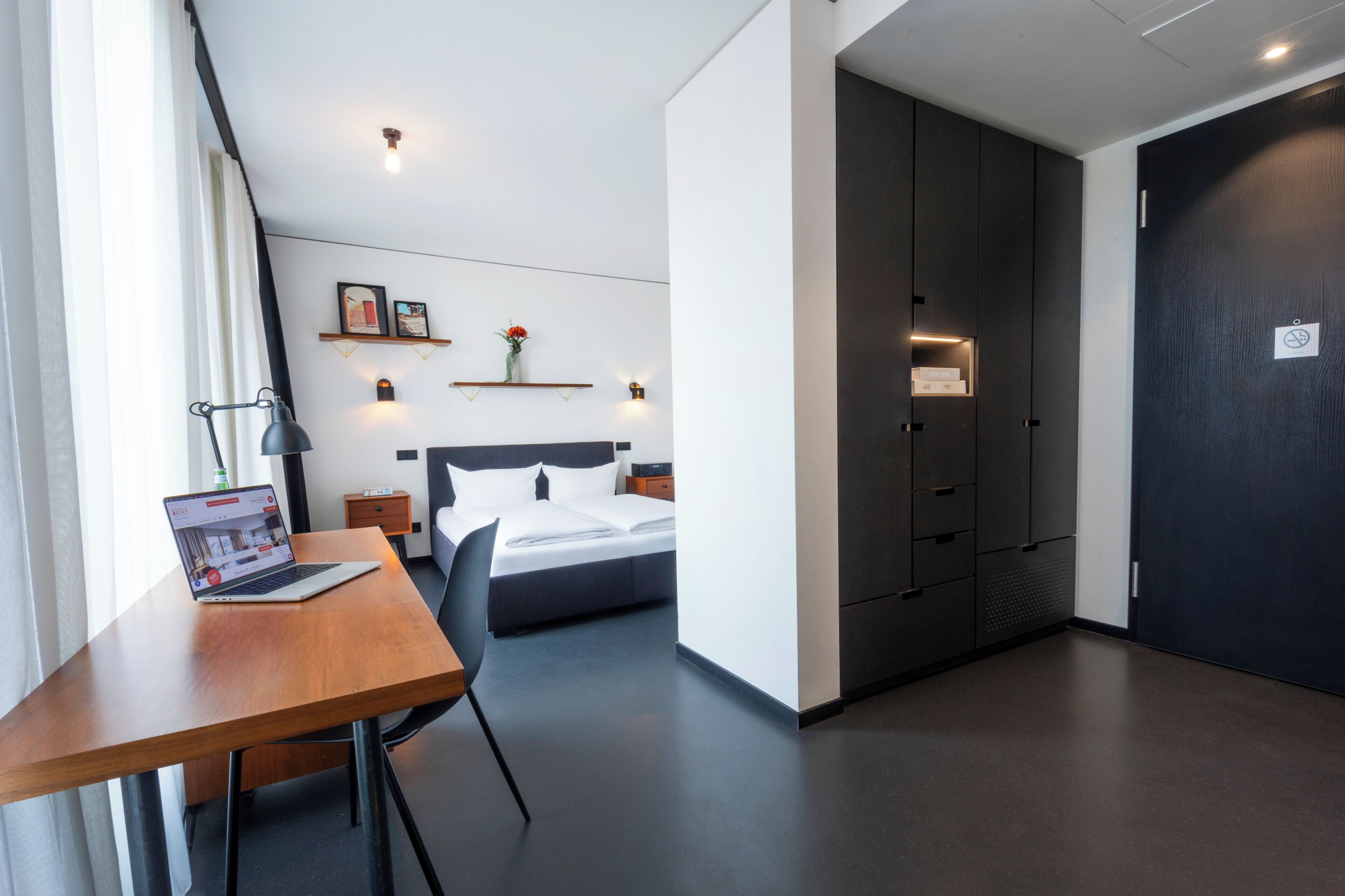 Apartment L - King bed and terrace | Peralatan tempat tidur hipoalergenik, meja, ruang kerja komputer riba 