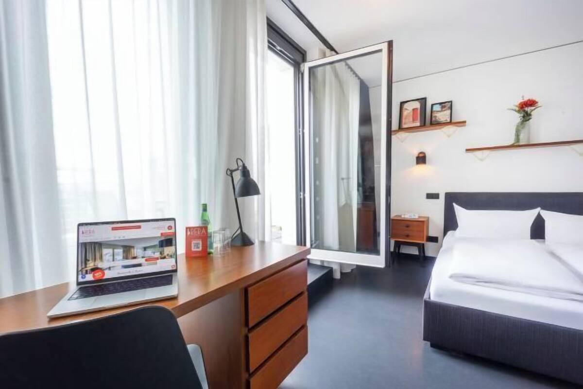 Hypoallergeen beddengoed, een bureau, een laptopwerkplek