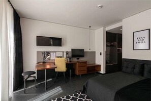 Amazing Apartment with balcony | Bộ đồ giường kháng dị ứng, bàn, khu vực làm việc phù hợp cho laptop 