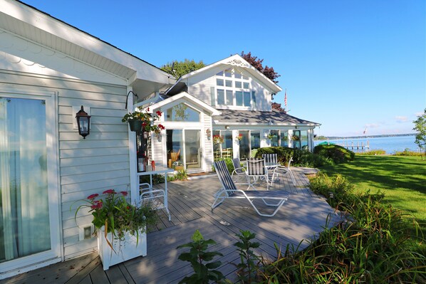 Terrace/patio - Mimi's Lakefront Cottage (Chautauqua)