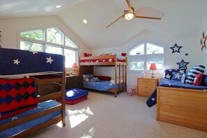 3 bedrooms, WiFi - Mimi's Lakefront Cottage (Chautauqua)