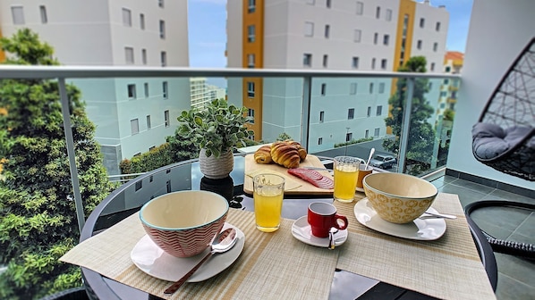Outdoor dining - Alameda Apartment by LovelyStay (Funchal)